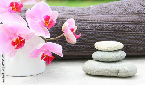 orchid  e rose empilement de galets ambiance zen sur fond bois 