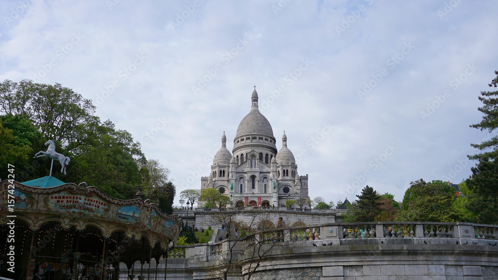 Fototapeta premium Zdjęcie słynnej bazyliki Sacre Coeur na Montmartre, Paryż, Francja
