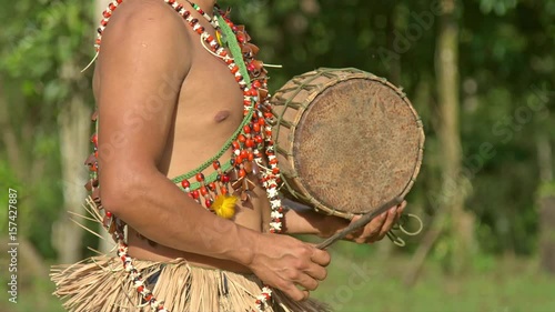 Indigena amazónico tocando el tambor  photo