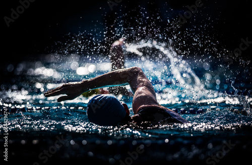 Fototapeta Freistilschwimmer im Gegenlicht