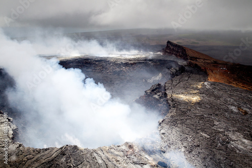 Luftaufnahme des rauchenden Halemaumau Kraters auf dem Kilauea, einem aktiven Vulkan auf Big Island, Hawaii, USA.