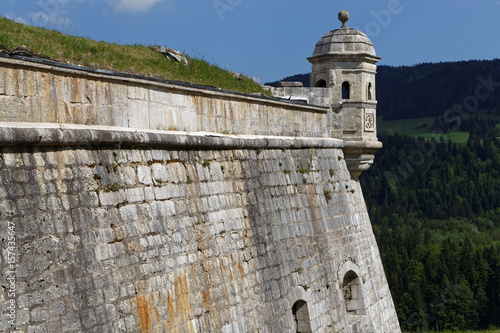 Mur et échauguette au Château de Joux