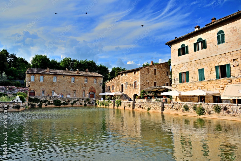 Piazza delle Sorgenti nel borgo antico di Bagno Vignoni in provincia di Siena, Toscana, Italia
