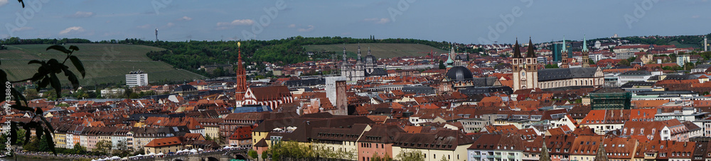 Stadtlandschaft Panorama von Würzburg bei blauen Himmel