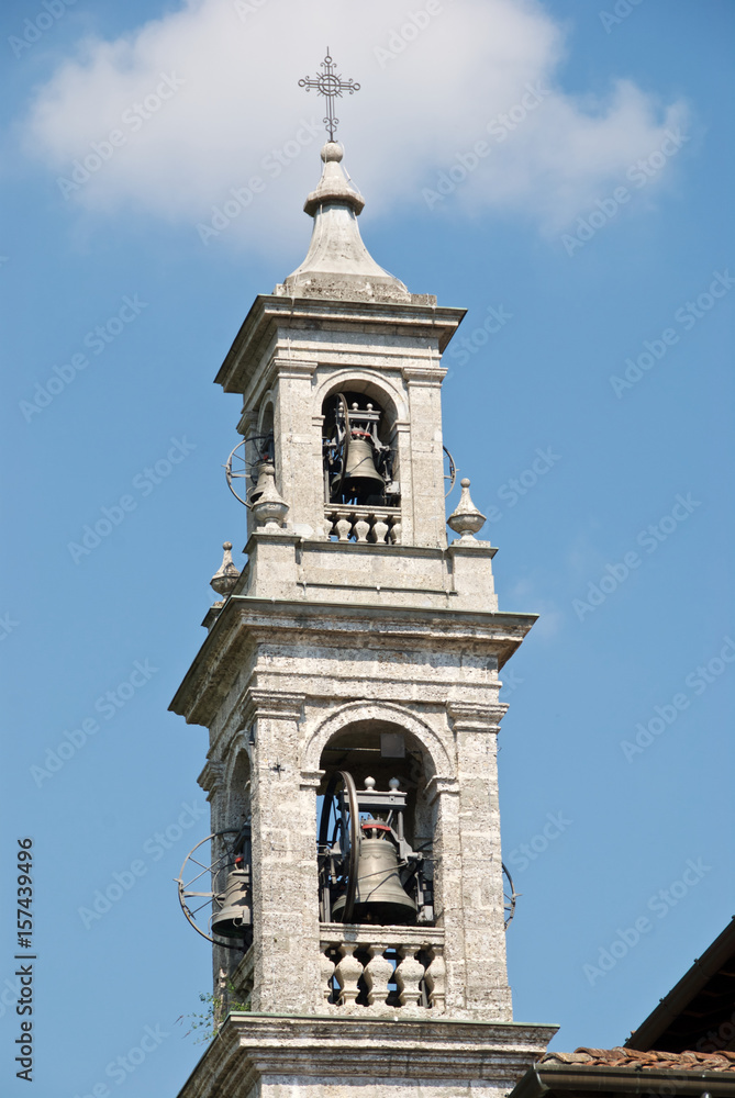 Campanile con campane in primo piano