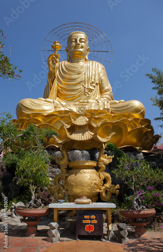Статуя Золотого Будды в Далате. Вьетнам.