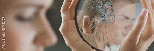 Принти на полотні Woman holding broken mirror