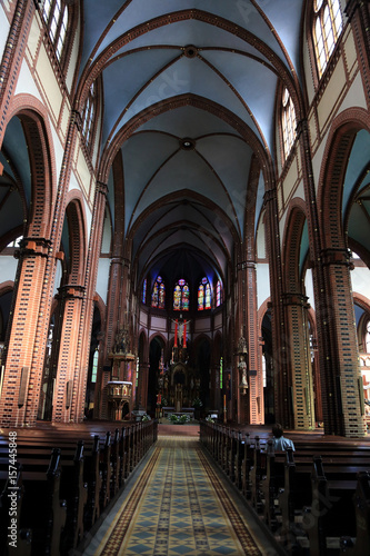 Wnętrze Katedry pw. św. Apostołów Piotra i Pawła w Gliwicach.
