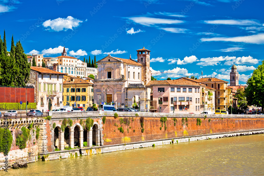 Obraz premium City of Verona Adige riverfront view