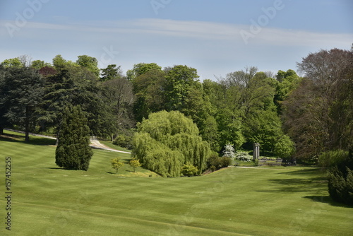 L'immense pelouse fraîchement tondue longeant l'un des bois au Par Royal de Laeken à Bruxelles