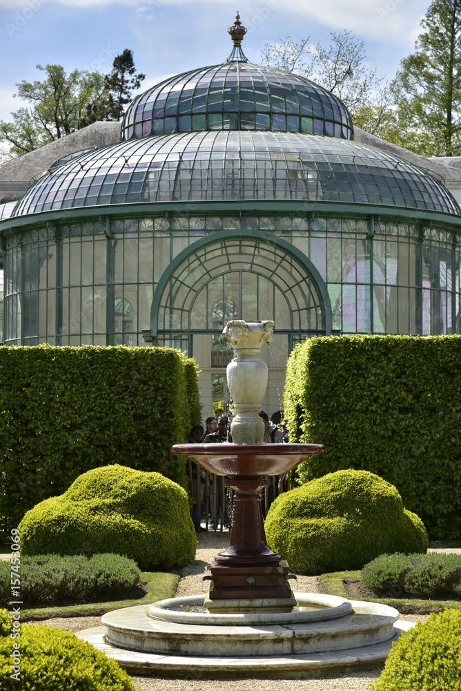La petite fontaine avec son vase devant la Verrière d' Honneur du
