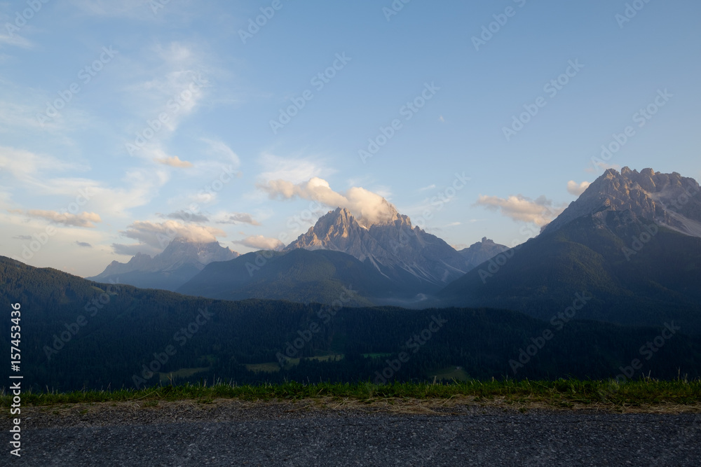 Obraz premium Beautiful sunset over rocky mountains