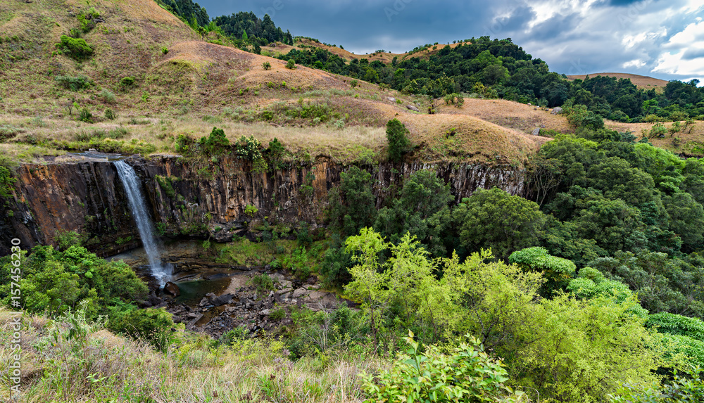 Obraz premium Waterfall near Monks Cowl in the Drakensberg Mountains in KwaZulu-Natal