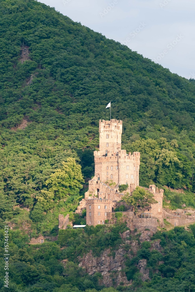 Burg Sooneck am Rhein im  Mittelrheintal - im Sonnenstrahl Lichtspot