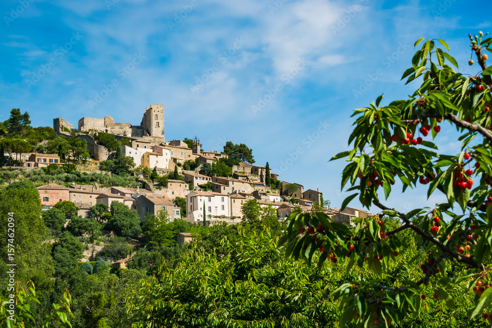 Obraz premium Vue sur Lacoste, village en Provence, France.