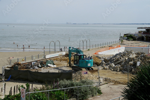 Cuadro en lienzo Déconstruction d'une piscine en vue d'une construction immobilière en bord de me