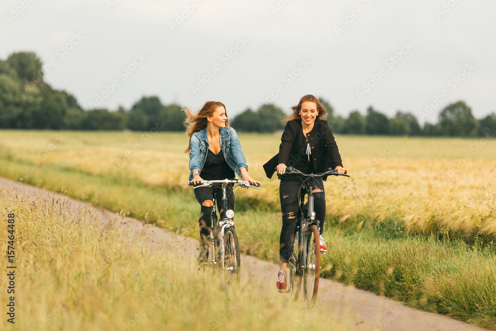 Fototapeta premium Freundinnen beim Radfahren