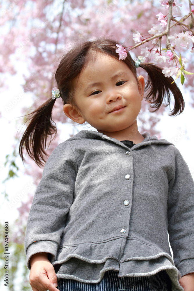 幼児(2歳児)と桜 幼児(2歳児)と桜
