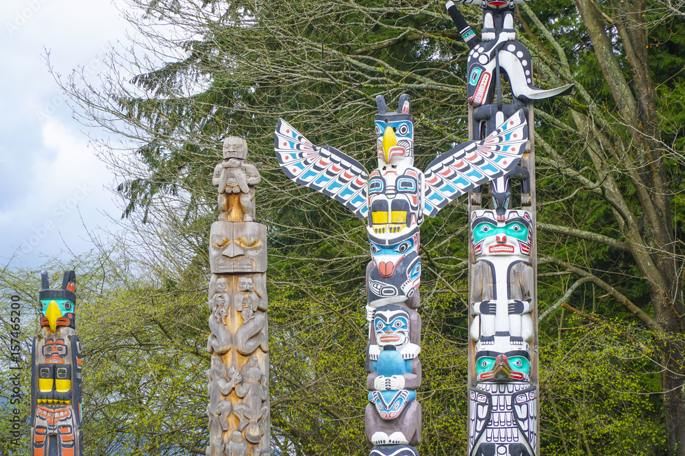 Obraz premium Stanley Park Vancouver - The Totem Poles - VANCOUVER - CANADA - APRIL 12, 2017