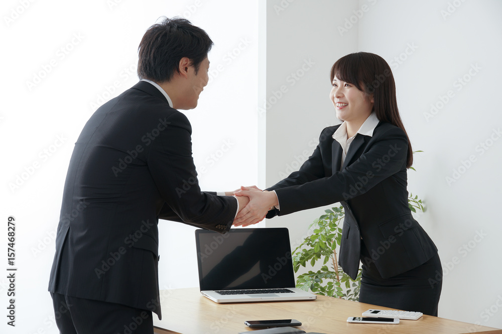 商談をするビジネスウーマンとビジネスマン 成約 握手 Stock 写真 Adobe Stock