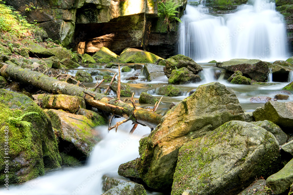 Fototapeta premium Górski wodospad, rzeka i głazy.