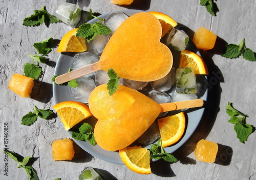 замороженный апельсиновый лимонад с мятой и кубиками льда
