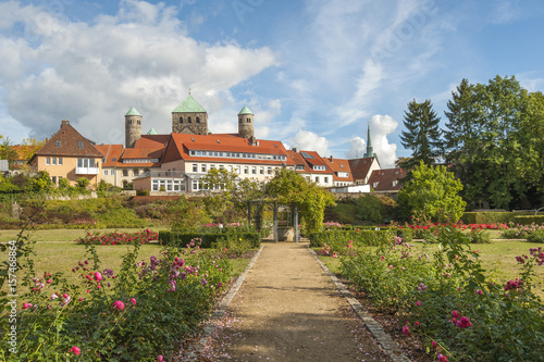 Der Magdalenengarten  in Hildesheim  mit Ansicht auf die Michaeliskirche und Andreaskirche   