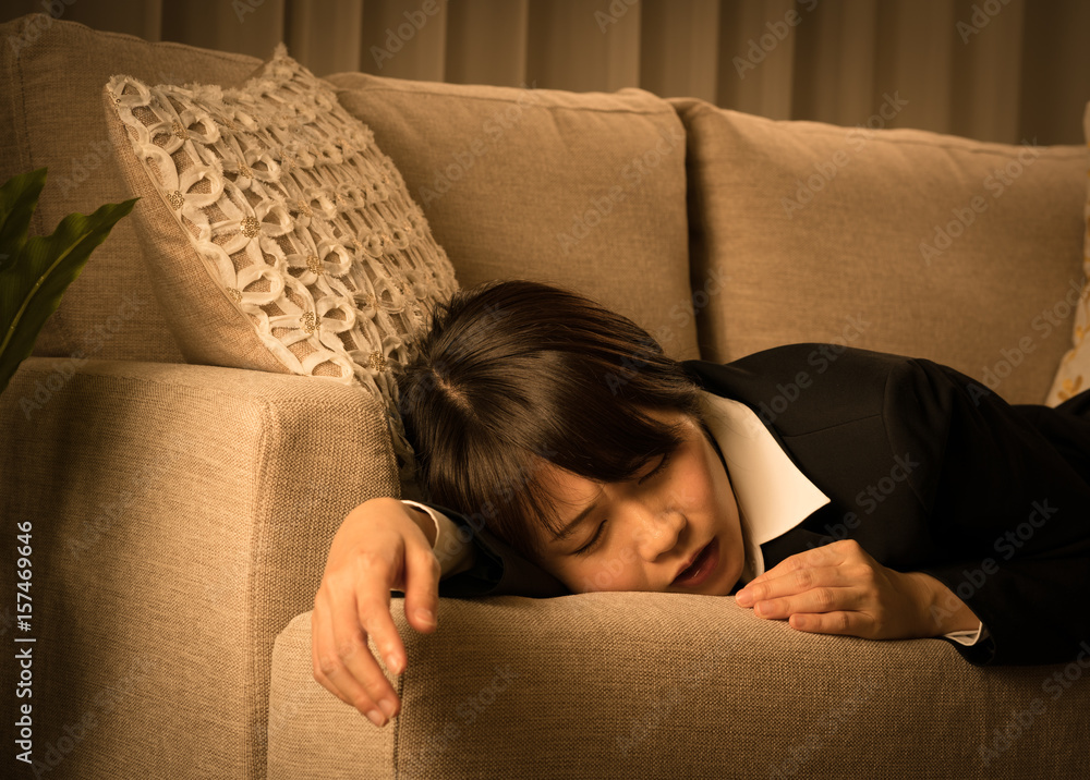 ソファーでうたた寝をするビジネスウーマン 疲労 Stock 写真 Adobe Stock