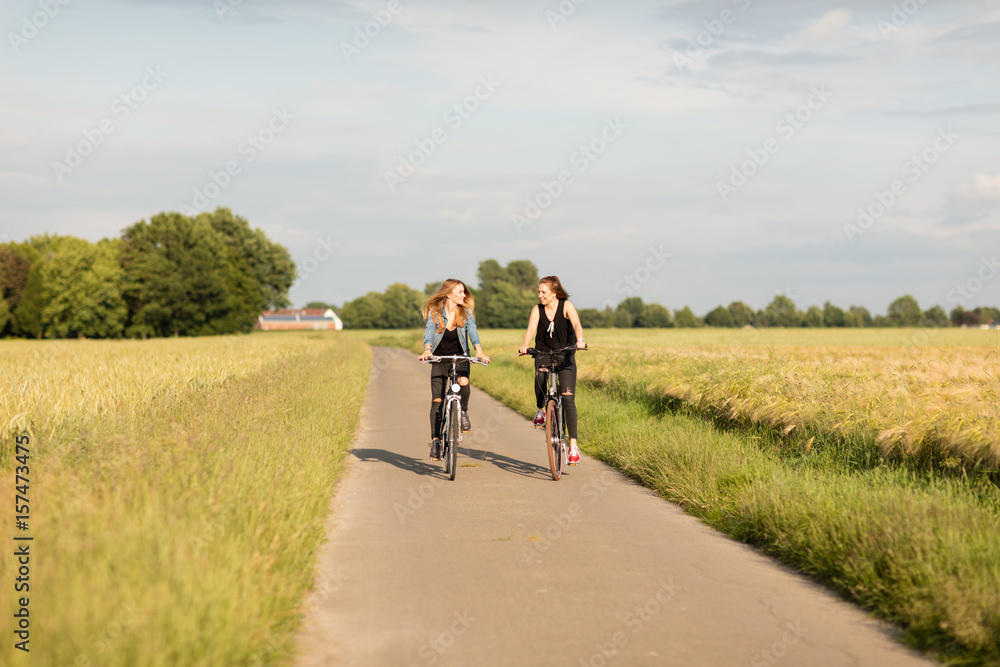 Freundinnen beim Radfahren Freundinnen beim Radfahren