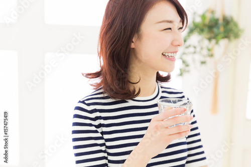 水を飲む女性 Free Download 水を飲む女性 - GFXLoad