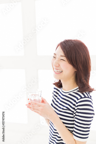 水を飲む女性