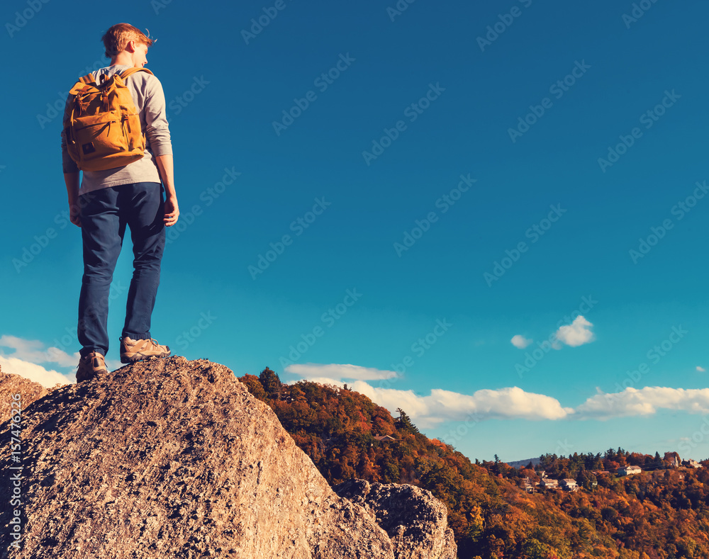 Naklejka premium Mężczyzna z widokiem na góry poniżej.
