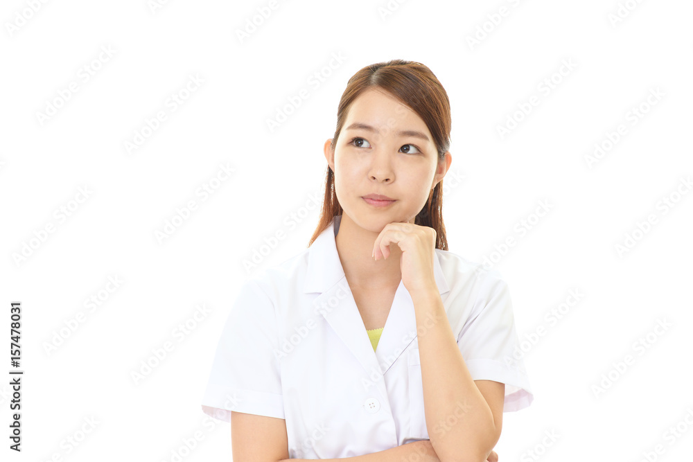 考え事をする薬剤師 考え事をする薬剤師