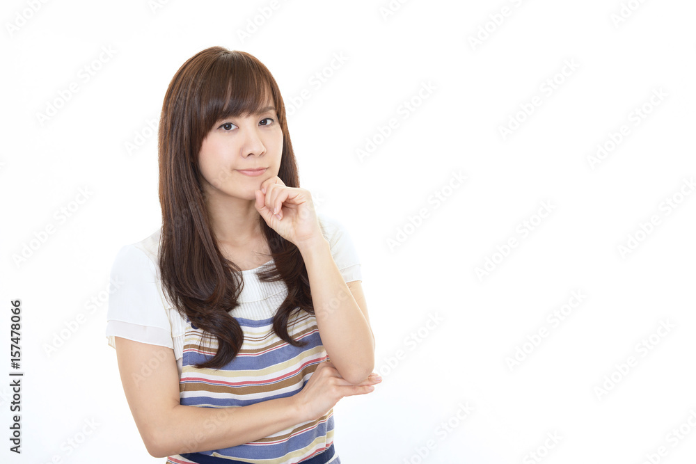 不安そうな表情の主婦 不安そうな表情の主婦