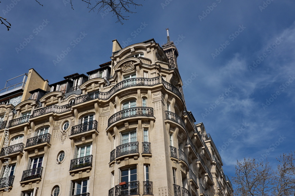 Immeuble en pierre blanche aux coins arrondis. Paris, France.