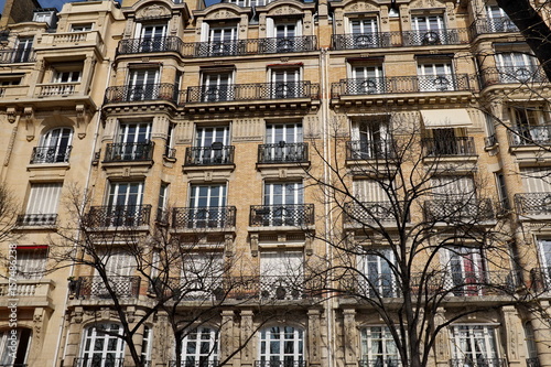façade d'immeuble en pierre avec balcons