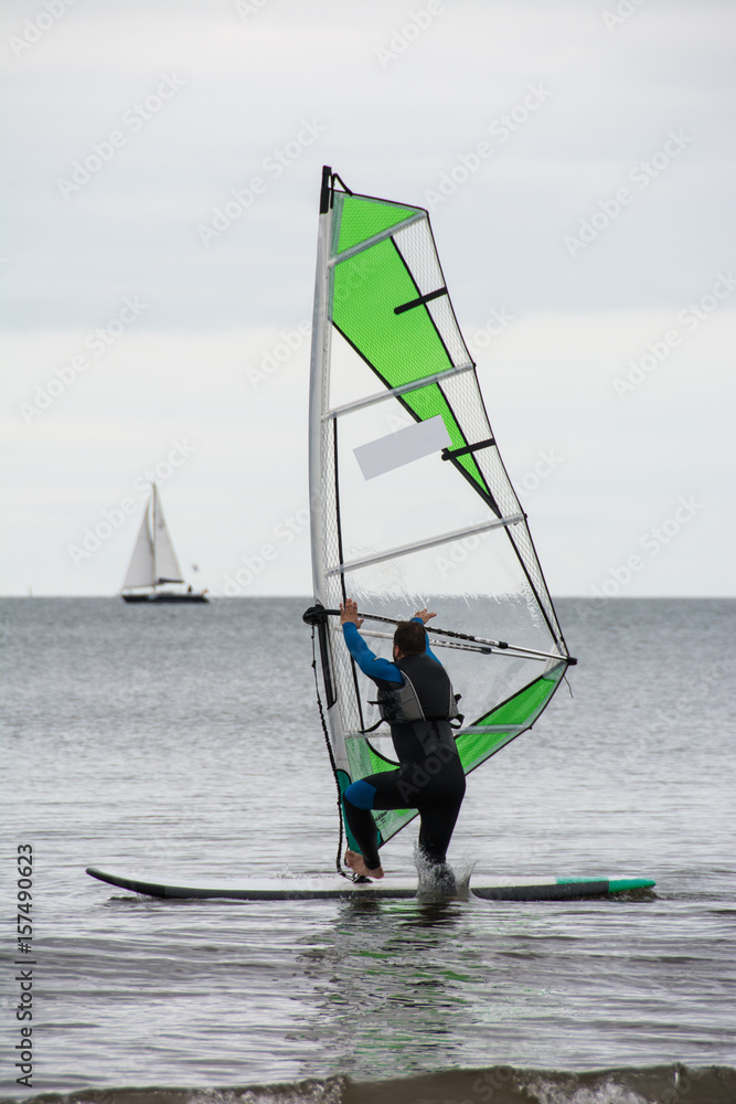 Naklejka premium Man windsurfing