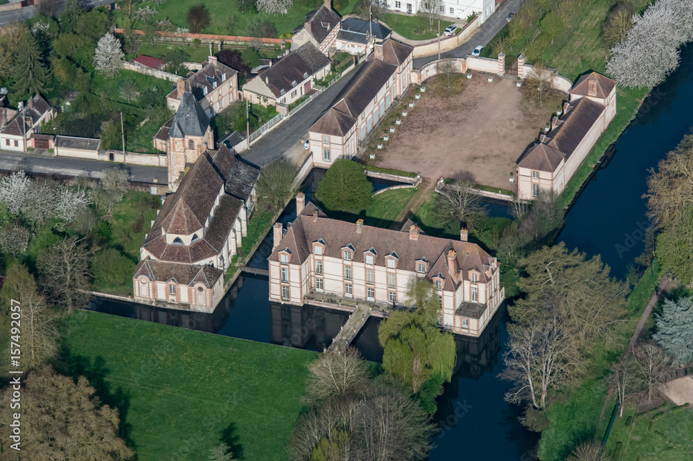 Naklejka premium Vue aérienne du château de Nonancourt en France