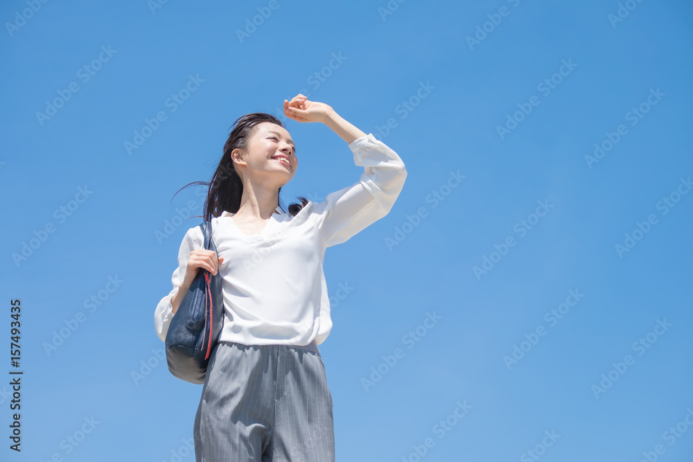 女性・青空バック 女性・青空バック