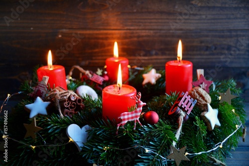 Weihnachten Grußkarte - Adventskranz - vierter Advent - Rote Kerzen