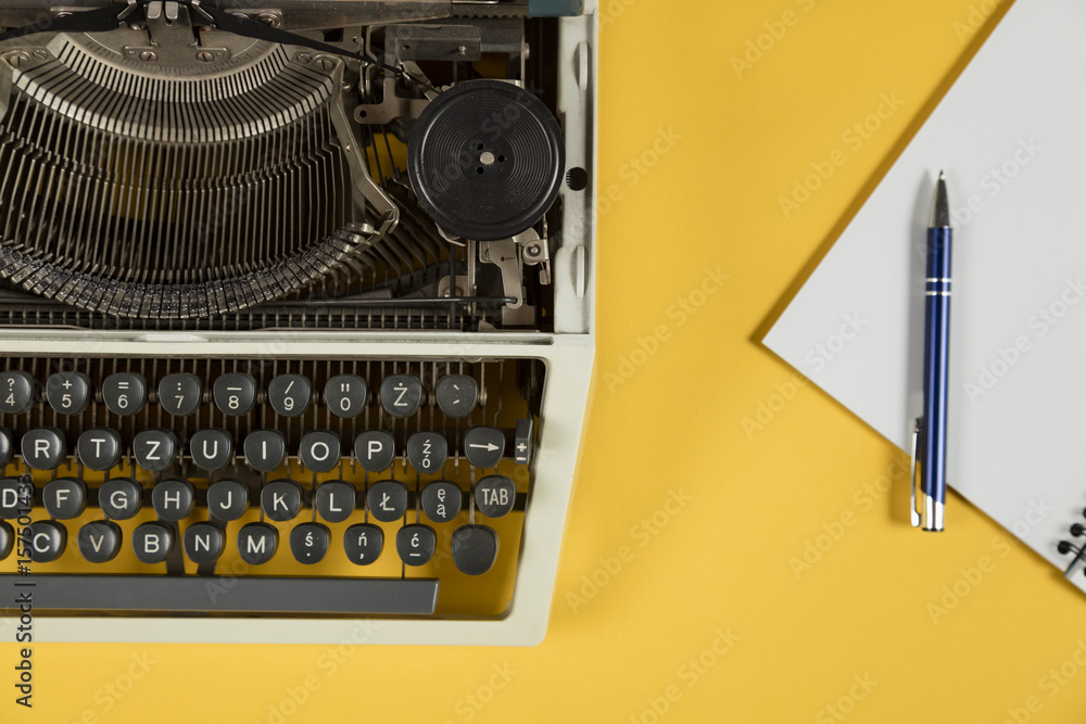 maszyna do pisania na żółtym tle - obrazy, fototapety, plakaty 