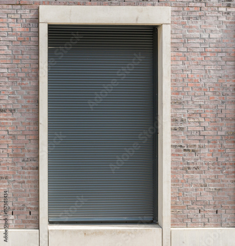Jalousie in anthrazit vor einem Fenster