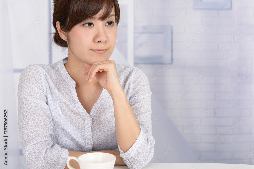 寛ぐ女性 寛ぐ女性