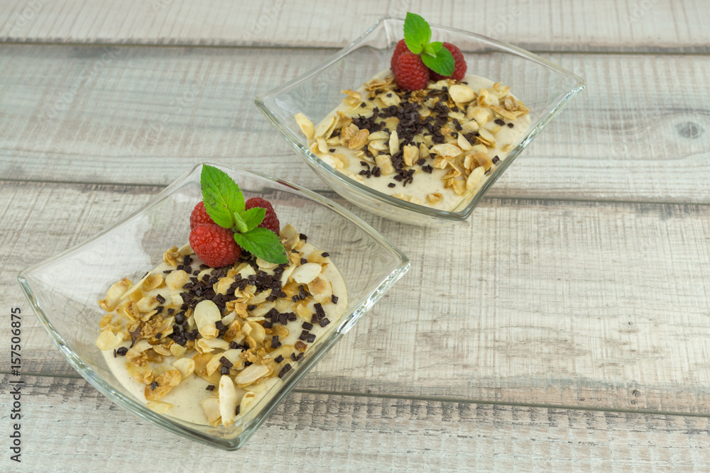 Zwei Schalen mit leckerem Dessert mit karamelisierten Mandeln ...