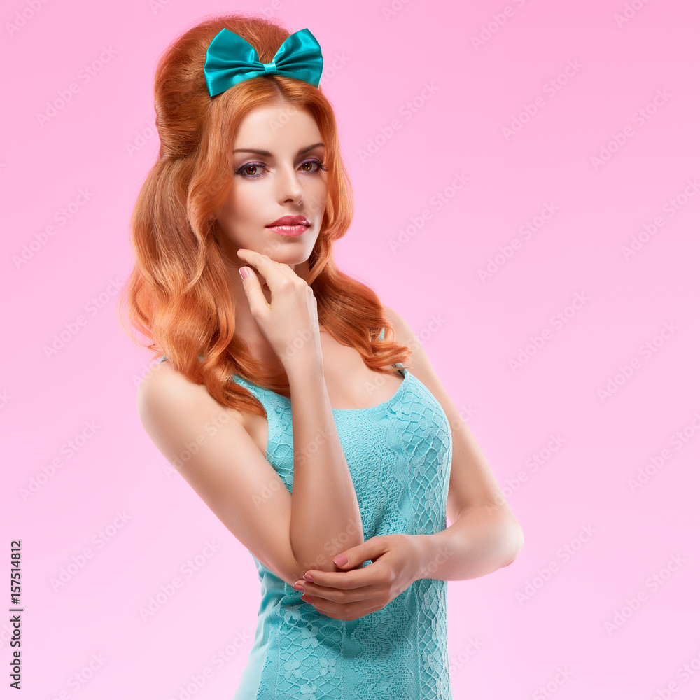 Fashion Beauty Model Girl in Summer fashion Blue dress, Stylish Curly Pinup  Hairstyle, Trendy fashion Makeup. Sexy Redhead Woman in fashion Pose Doll  Look. Glamour Playful Sexy Lady on Pink фотография Stock |