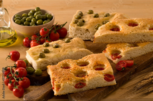 Obraz na płótnie Focaccia ligure con pomodorini e olive