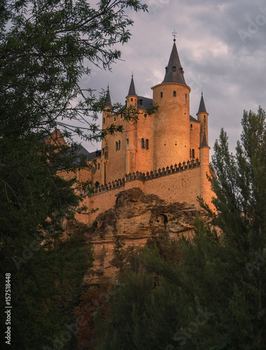 fondo historico del famoso castillo , Alcazar de Segovia, España, junto a un bosque de arboles frondosos