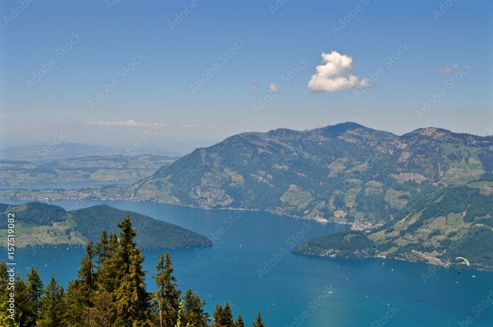 Obraz premium Blick auf den Vierwaldstättersee : auf Küsnacht, Weggis und den Berg Rigi , Schweiz - See in der Zentralschweiz
