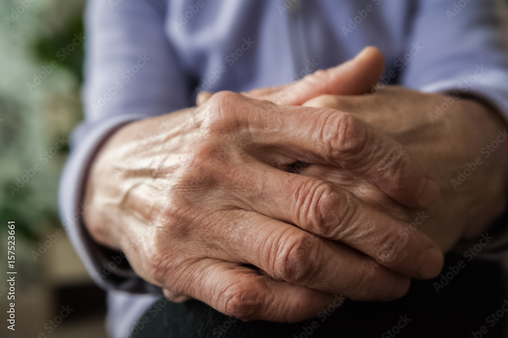 Fototapeta premium Wrinkled hands. The hands of the elderly man hold things in their hands.