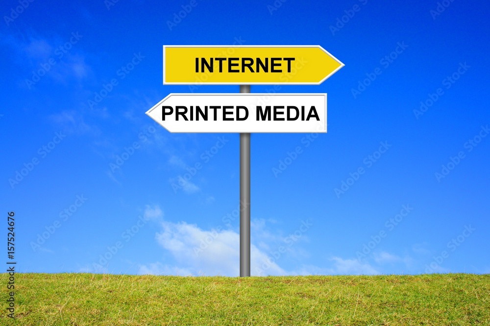 Schild Wegweiser zeigt Printet Media und Internet